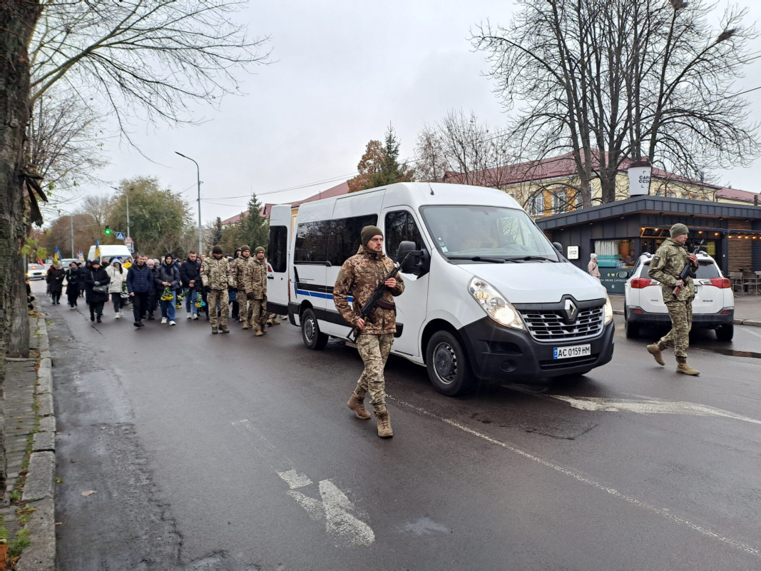 Неповних два місяці тому тільки одягнув військову форму: на Волині попрощались з Героєм Ростиславом Кривчуком