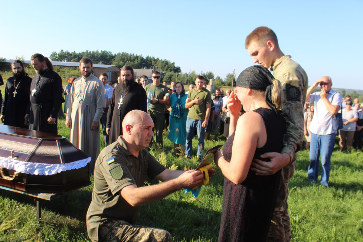 «Виростив двох синів, мріяв про онуків»: на Волині попрощалися з 49-річним Героєм Русланом Гребенем