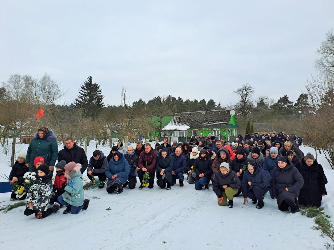 Сім місяців родина жила надією: на Волині в останню земну дорогу провели Героя Олександра Мацюка