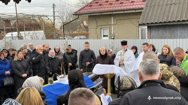 Коровай ділили на похороні: на Волині провели в останню дорогу Героя Павла Дорощука