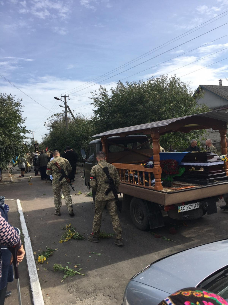 Помер на бойових позиціях: на Волині провели в останню дорогу захисника Олександра Юзвика