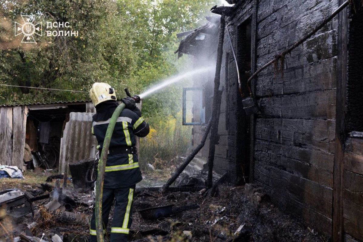 На Волині загорівся житловий будинок: пожежу гасили три відділення рятувальників