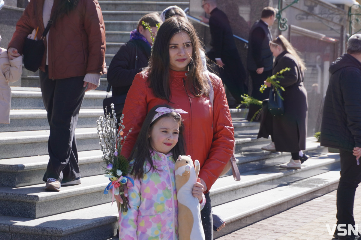 Сотні вірян прийшли освячувати вербу у головний собор Луцька. Фоторепортаж