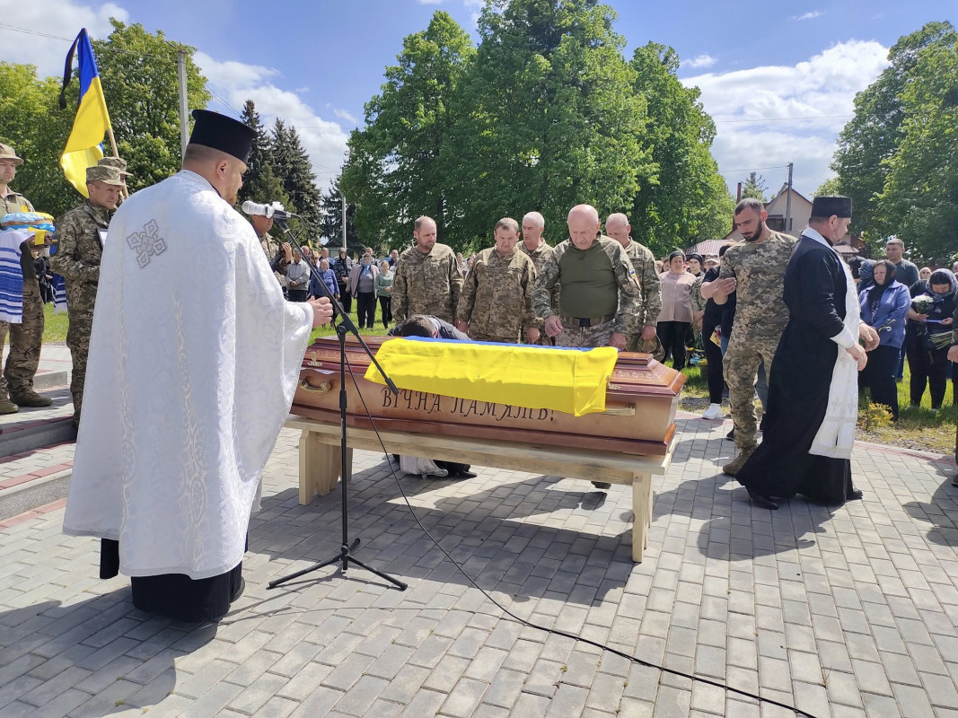 Весільний коровай ділили на кладовищі: на Волині в останню путь провели 26-річного Героя Михайла Рогу