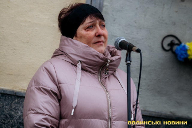 «Він ніколи не думав про себе й не скаржився»: у Луцьку відкрили меморіальну дошку на честь бойового медика Романа Ткача