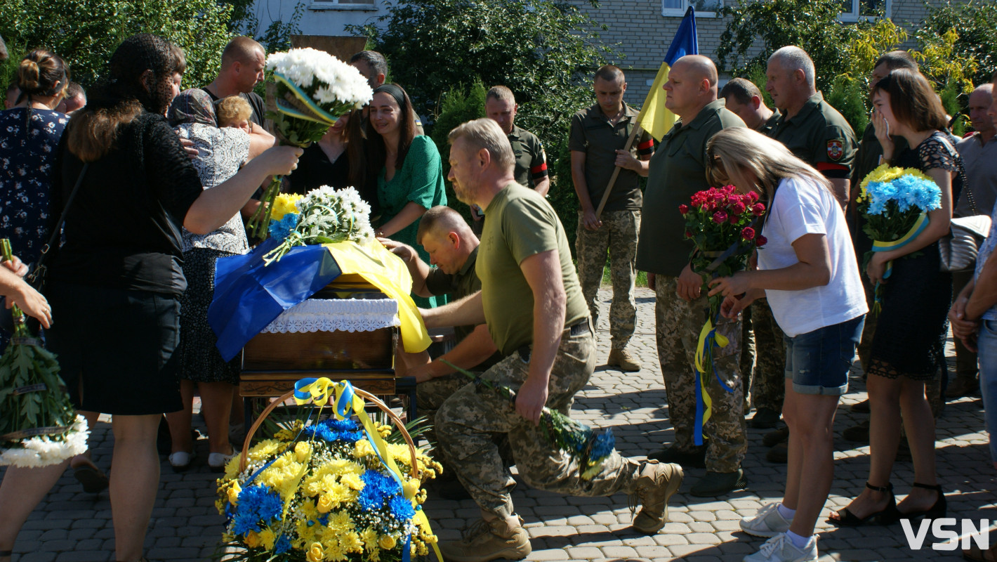 Мав незабаром одружитися: у Рожищі попрощалися із загиблим захисником Юрієм Франком