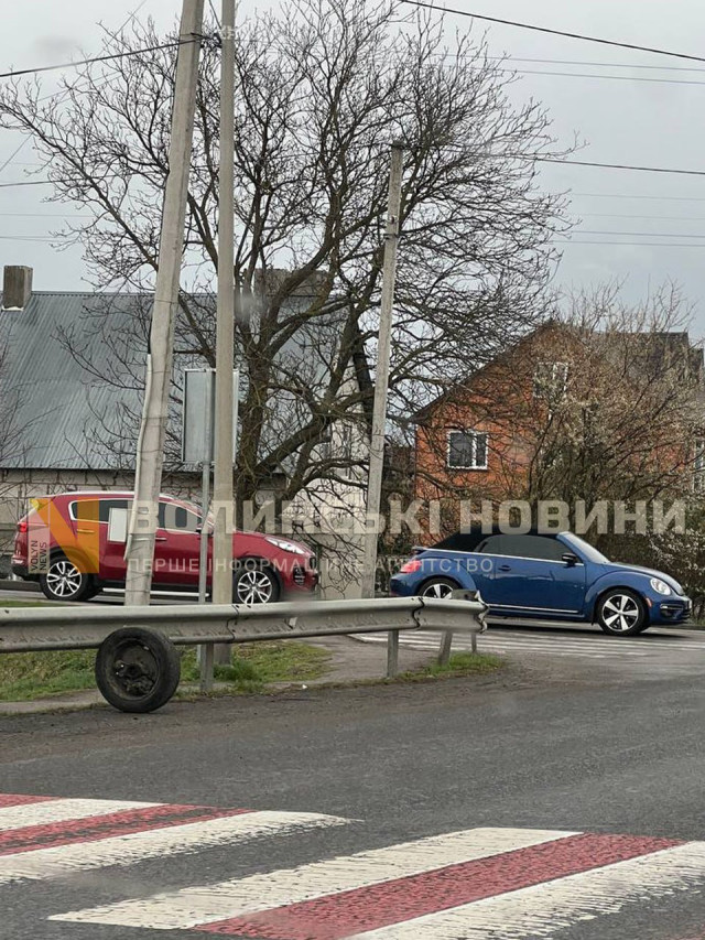 Біля Луцька - жахлива ДТП: від удару в легковика відірвало колесо