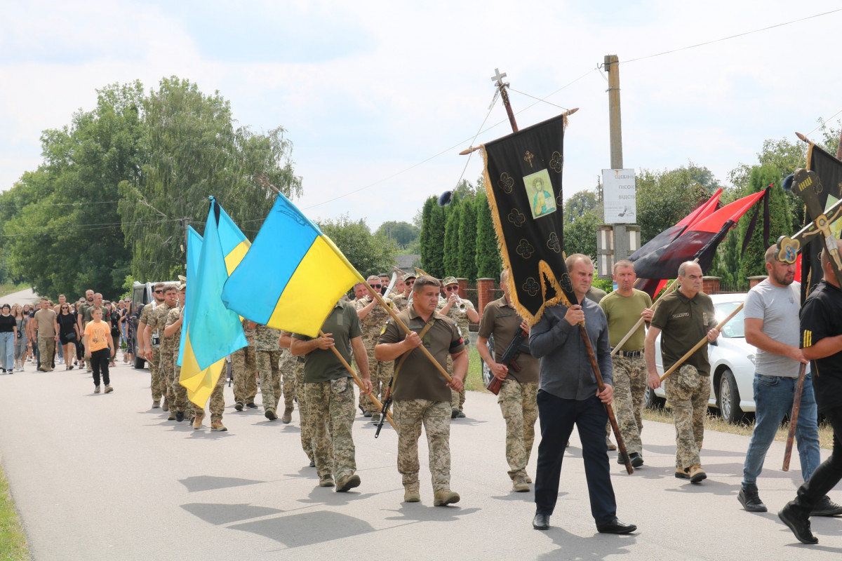 Під звуки сирени: на Волині попрощалися із молодим Героєм Артуром Данилюком 