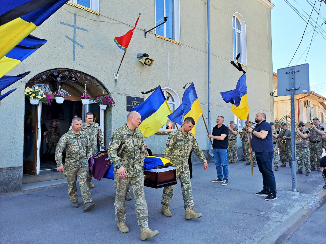 Слова «пізніше наберу» стали останніми: на Волині поховали Героя Віктора Лєньо