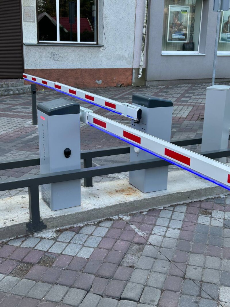 У центрі Луцька з’явилася сучасна парковка на 44 місць та тарифом 30 грн за годину