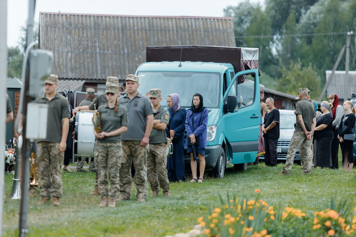 Загинув унаслідок ворожого мінометного обстрілу: на Волині попрощались із Героєм Леонідом Івчуком