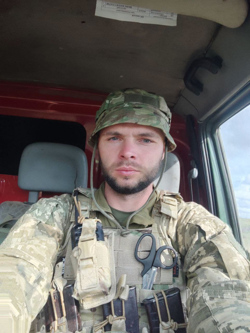 «Усі думали, що я загинув»: поранений прикордонник із Волині провів ніч під деревом, ховаючись від ворожих дронів