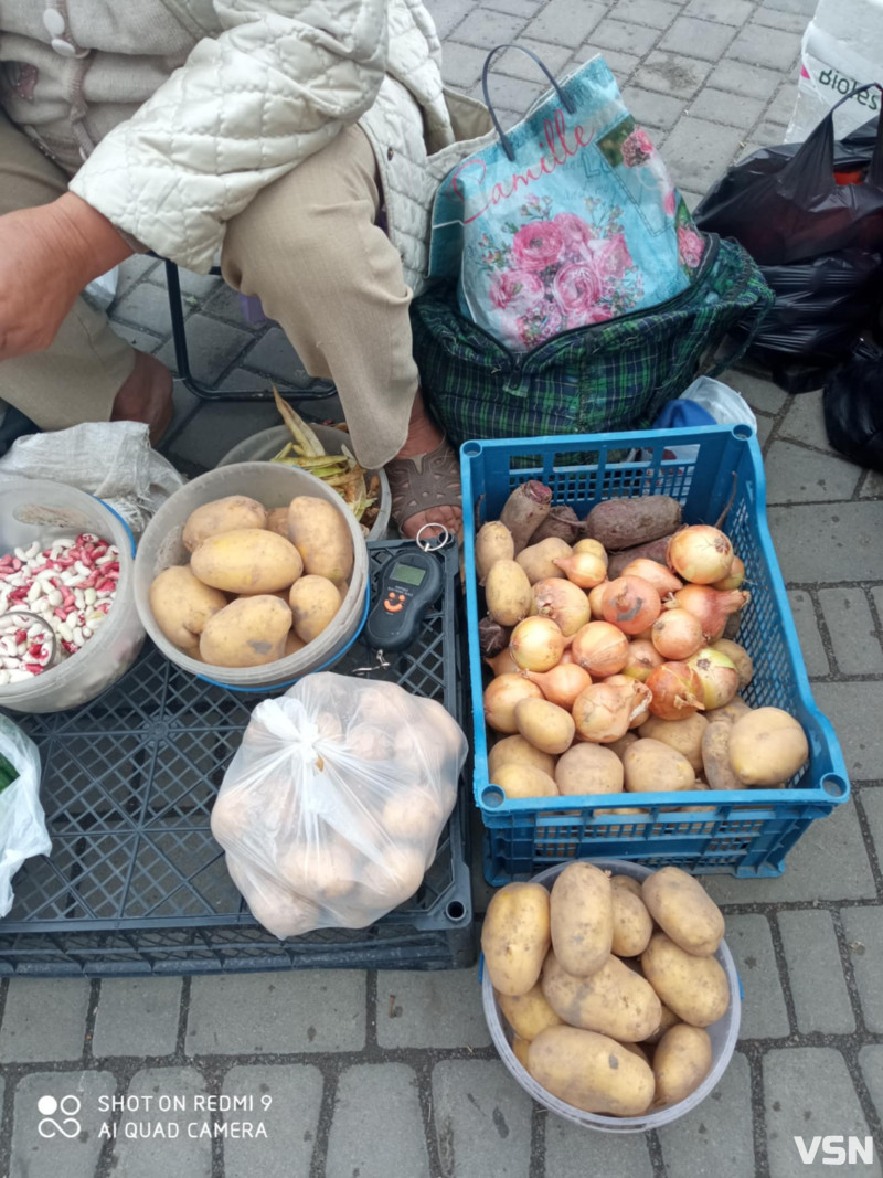 Скільки коштують молоді овочі на ринку у місті на Волині