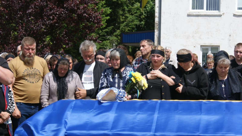 Назавжди 29: на Волині провели в останню дорогу захисника Анатолія Радчука