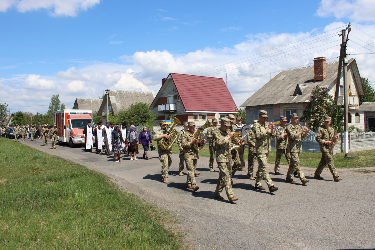 Рік і три місяці вважався зниклим безвісти: на Волині в останню земну путь провели Героя Павла Герасимчука