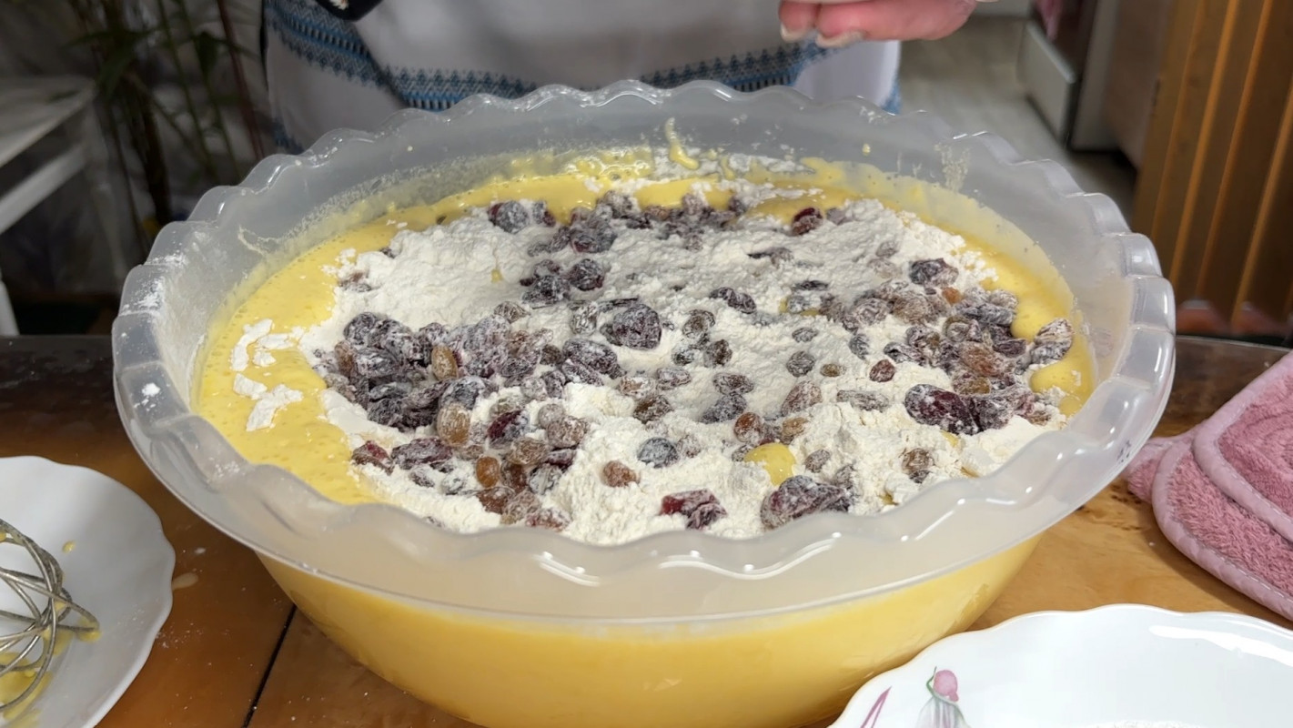 Прикордонниця з Волині пече паски за старовинним рецептом бабусі для рідних і колег