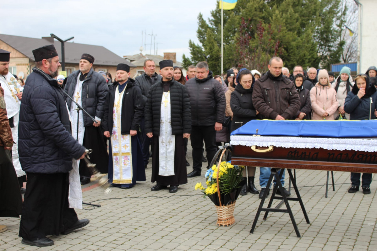 Донька та син втратили батька: на Волині попрощались із Героєм Василем Мартинюком