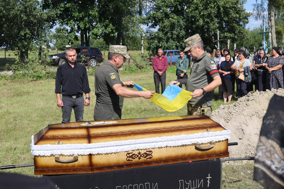 Загинув через місяць після дня народження: у Луцькому районі попрощались із полеглим Героєм Олегом Карпюком