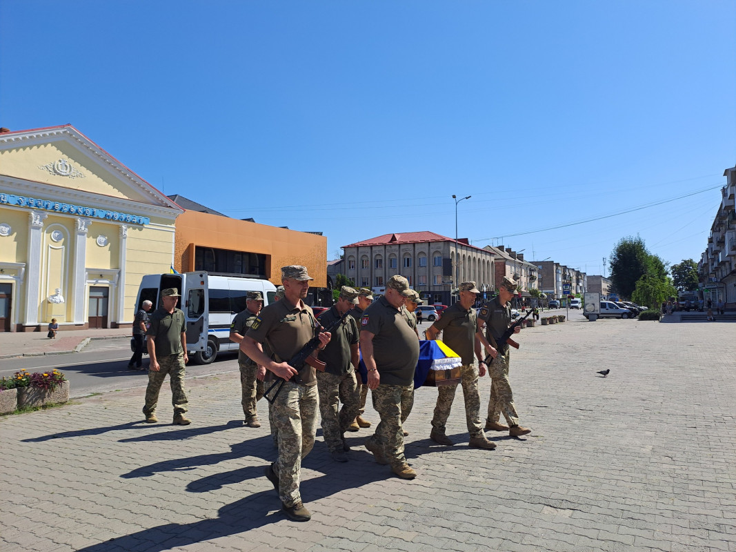 Молодший брат боронить Україну на фронті: на Волині попрощались з Героєм Віталієм Півнем