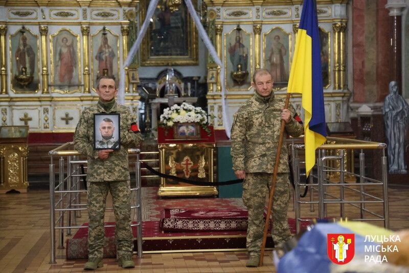 Залишилися мама, брати та син: у Луцьку провели в останню дорогу Героя Євгена Писаренка