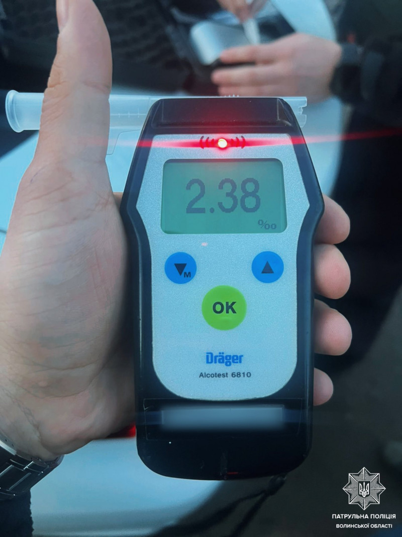 У місті на Волині п’яний водій без прав врізався у припарковане авто