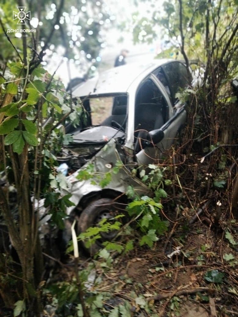 У Луцькому районі рятувальники визволяли водія з авто після аварії