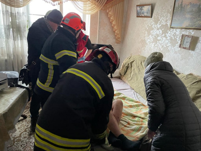 У Луцьку рятувальники визволяли із зачиненої квартири хворого чоловіка. Фото
