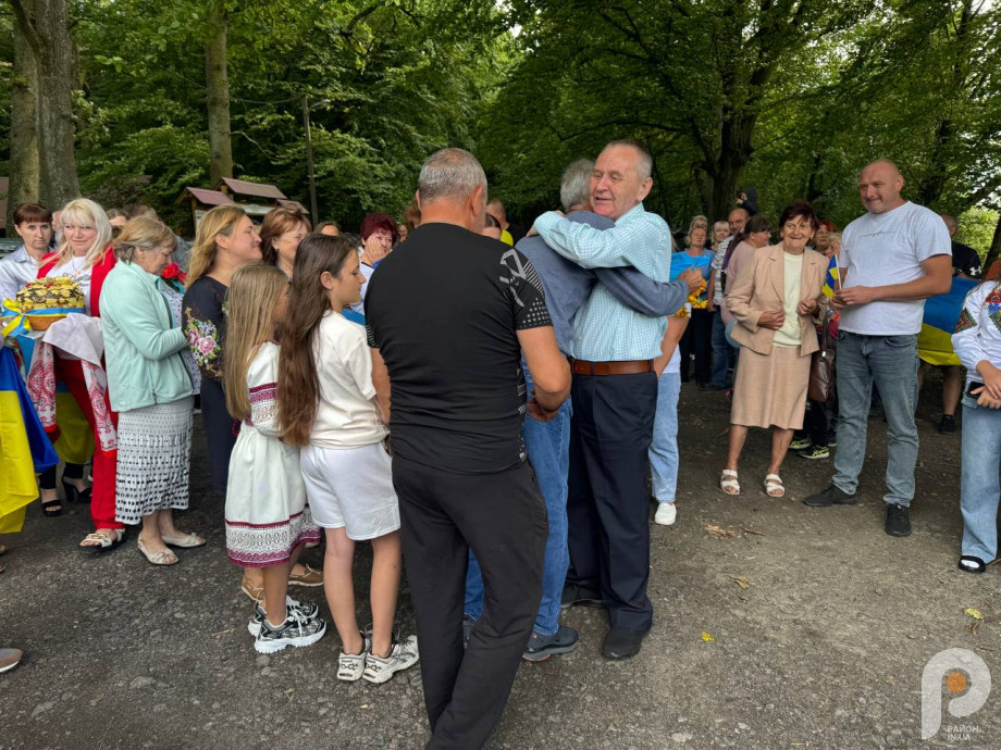 На Волині з квітами та сльозами зустріли звільненого з полону військового