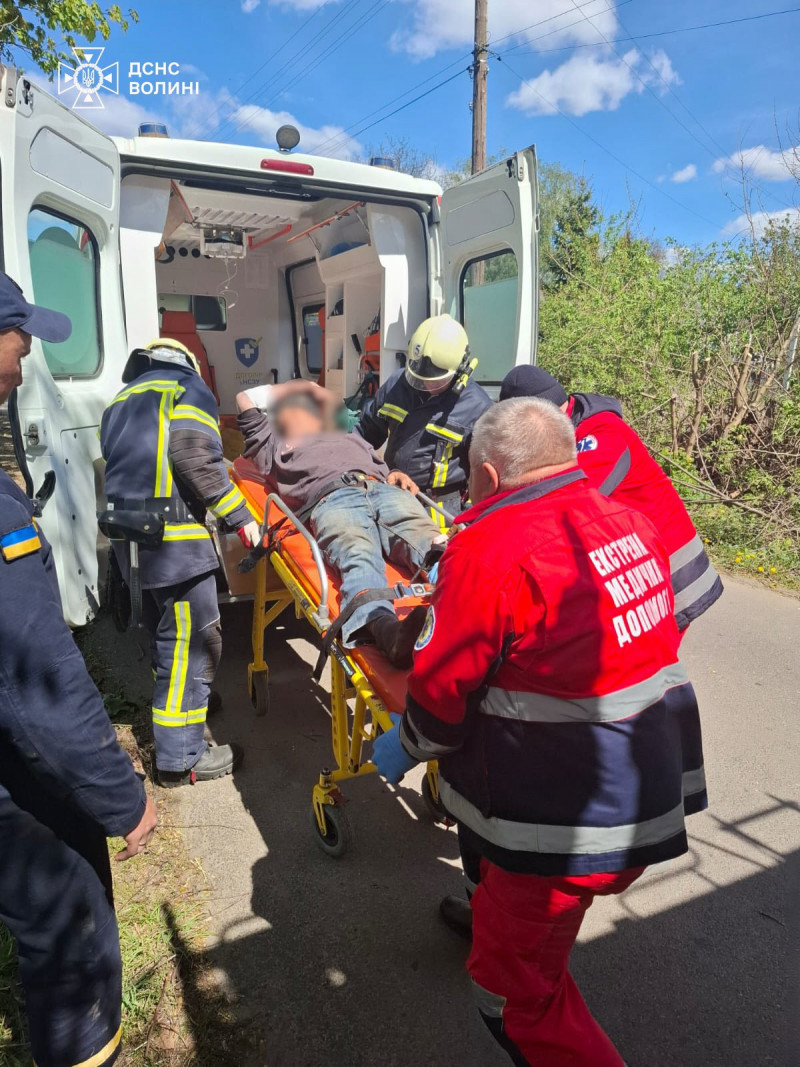 На Волині чоловіку затисло ногу в шнеку комбайна: як його рятували