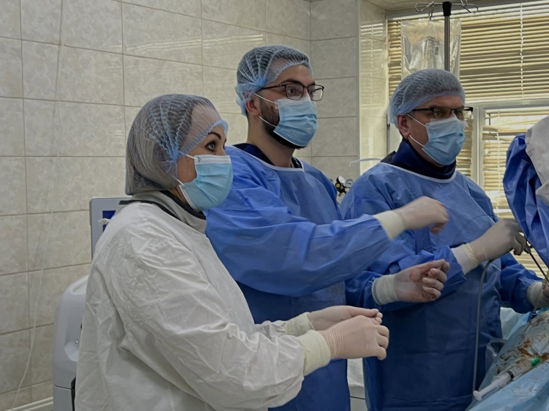 У волинській лікарні через 5-мм прокол чоловіку видалили 25-мм камінь з нирки