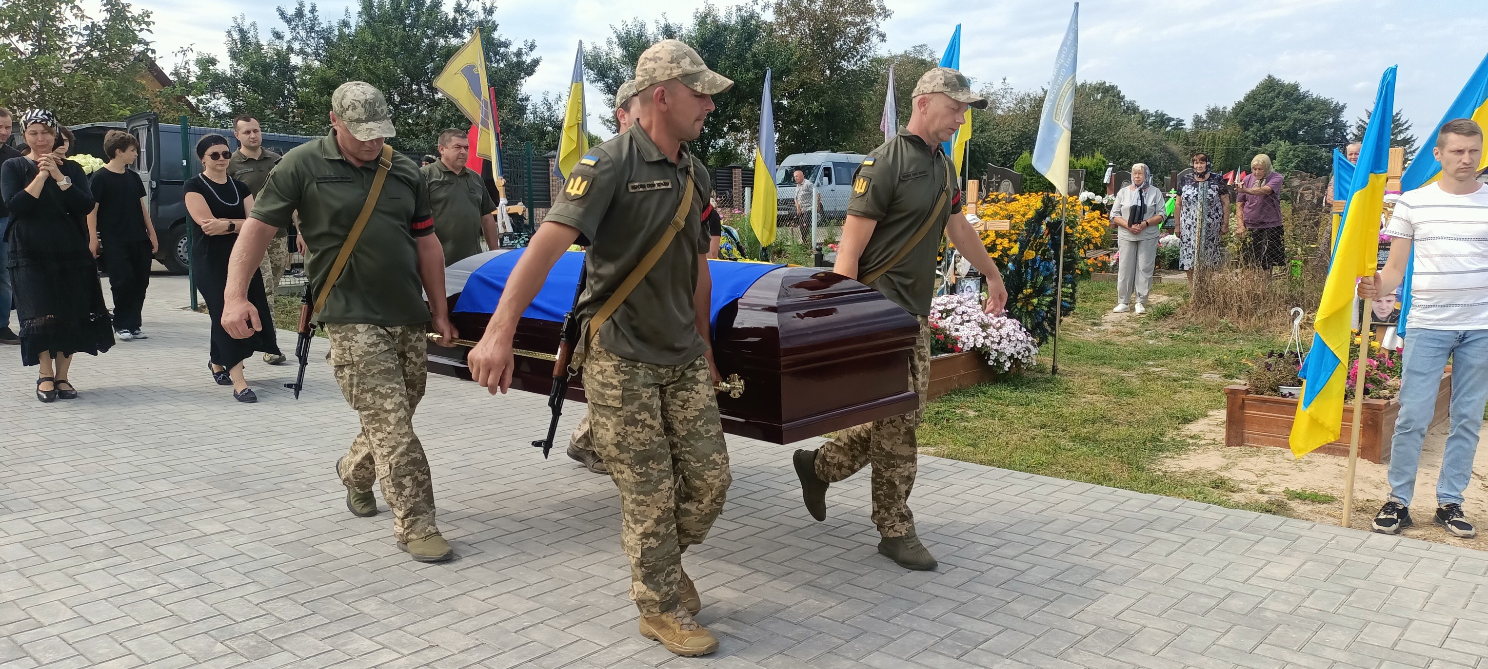 Планував весілля з коханою, але не судилося: біля Луцька попрощалися з Героєм Владиславом Харитонюком
