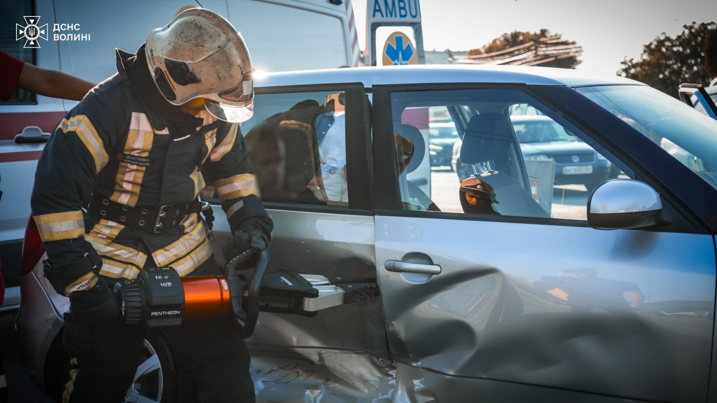 У Луцьку після зіткнення двох авто пасажира затисло у салоні