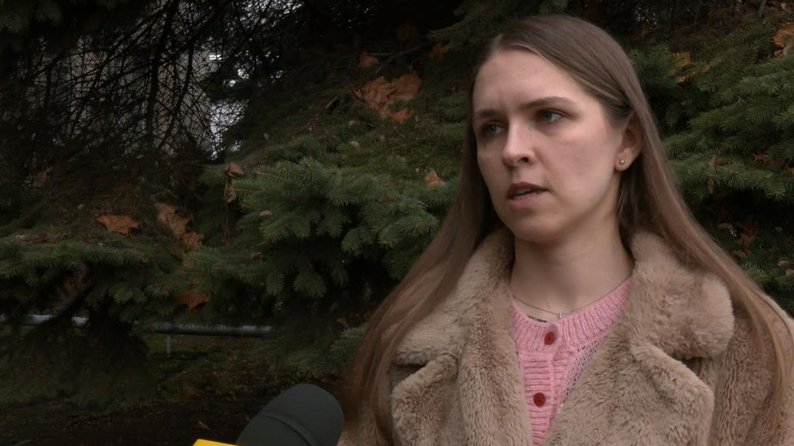 Грудневі квіти у Луцьку: пенсіонерки понад 20 років доглядають клумби на подвір’ї багатоповерхівки