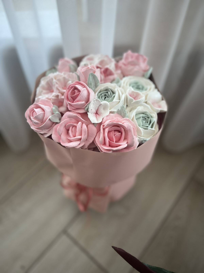 Захоплення переросло у власну справу: вчителька з Волині створює букети із зефіру