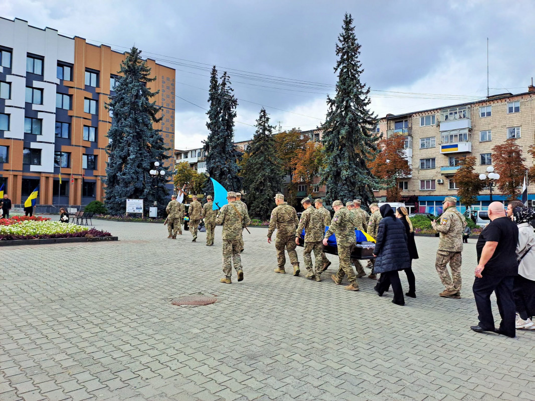 На Волині попрощалися з 33-річним морпіхом Павлом Коломійчуком, який загинув у ДТП