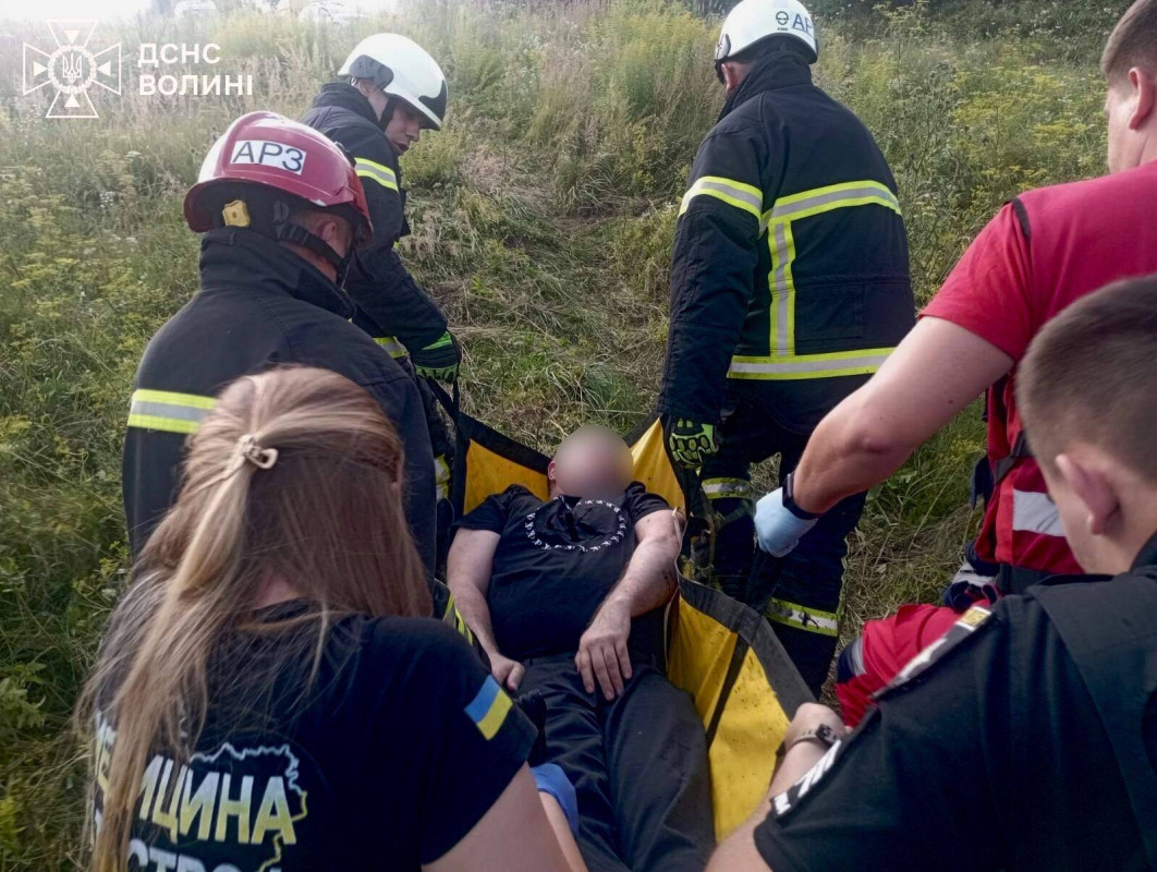 Стало зле за кермом: у Луцькому районі водій злетів з дороги у болото