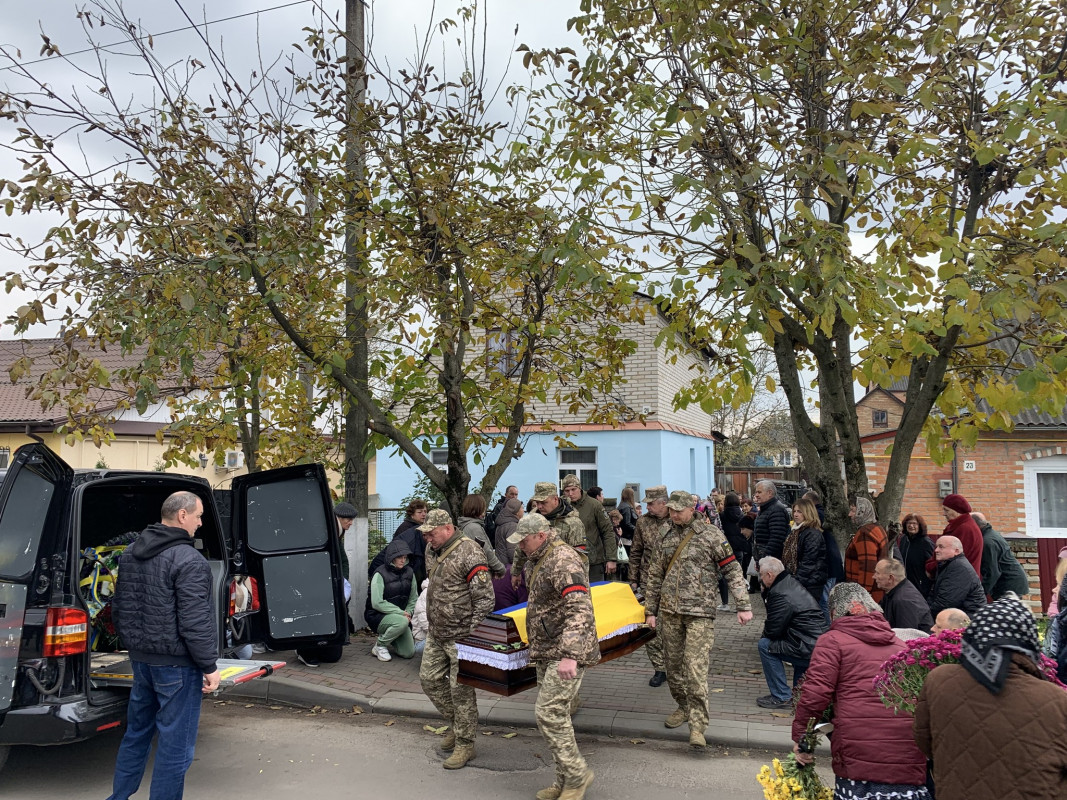 Загинув ще у серпні, а прощалися лише нині: на Волині в останню путь провели Героя Леоніда Бриндзія