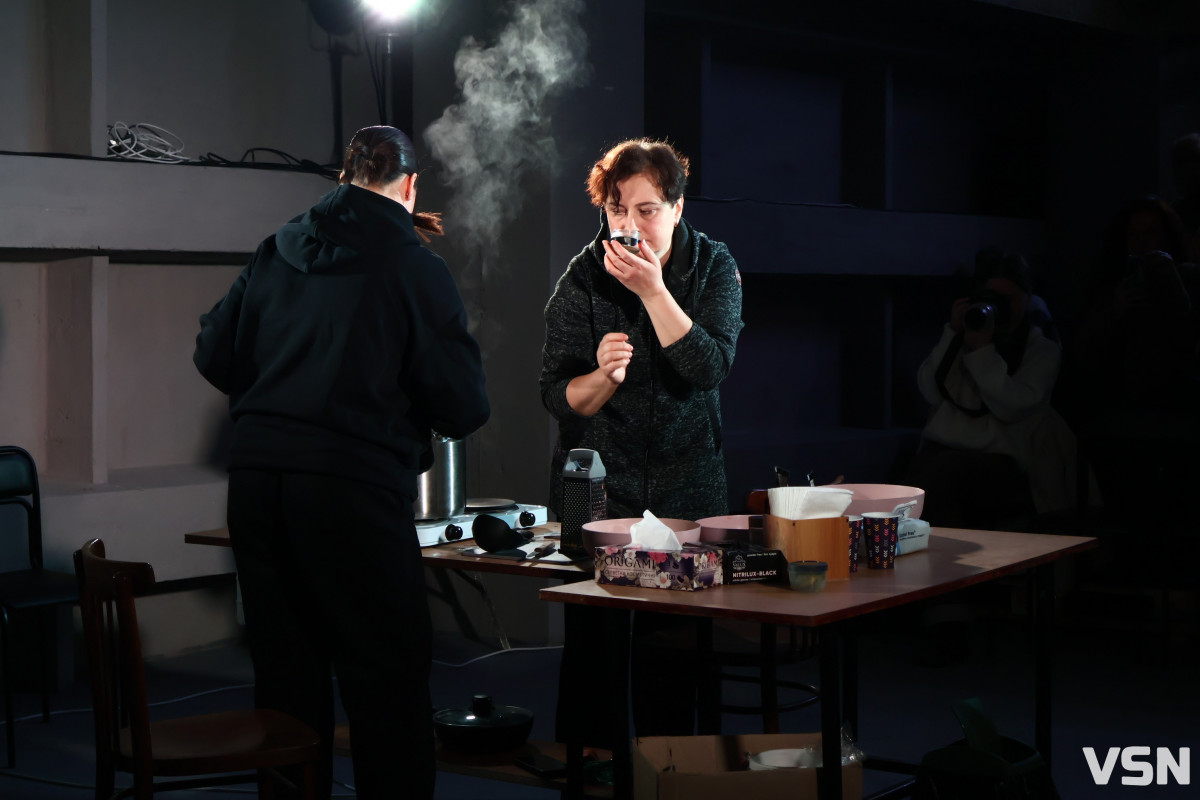 Говорити про війну під час війни — це сповідь: у Луцьку відбувся передпоказ вистави-імпровізації «Червоний борщ»