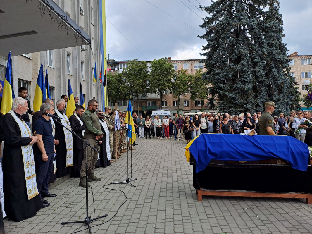 «Мамуль, не переживай, у медиків найменше шансів загинути на війні»: на Волині попрощались з Героєм Віталієм Кухарчуком