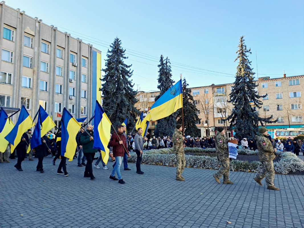 Коровай ділили на кладовищі: на Волині попрощалися з Героєм Максимом Хецером