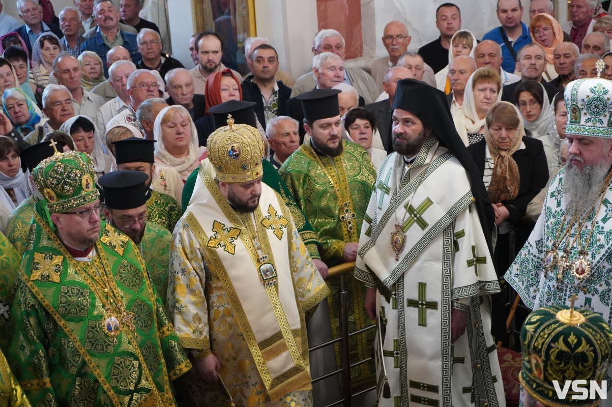 Хресна хода і спільна молитва: як минула літургія за участі Епіфанія у Луцьку. Фоторепортаж