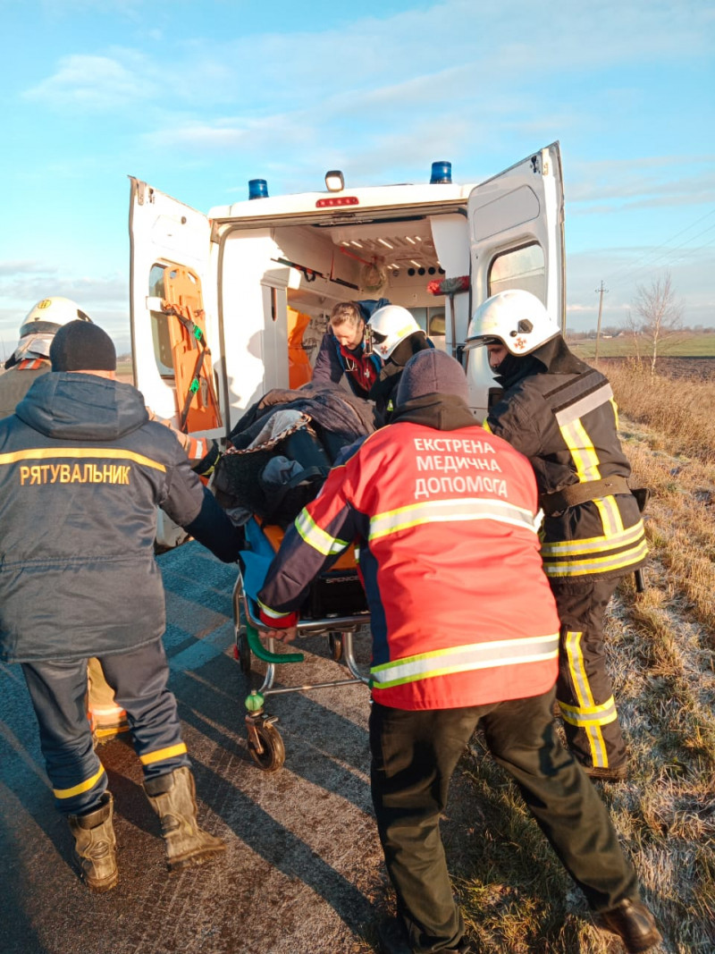 На Волині через ожеледицю водійка «тойоти» злетіла в кювет. Фото