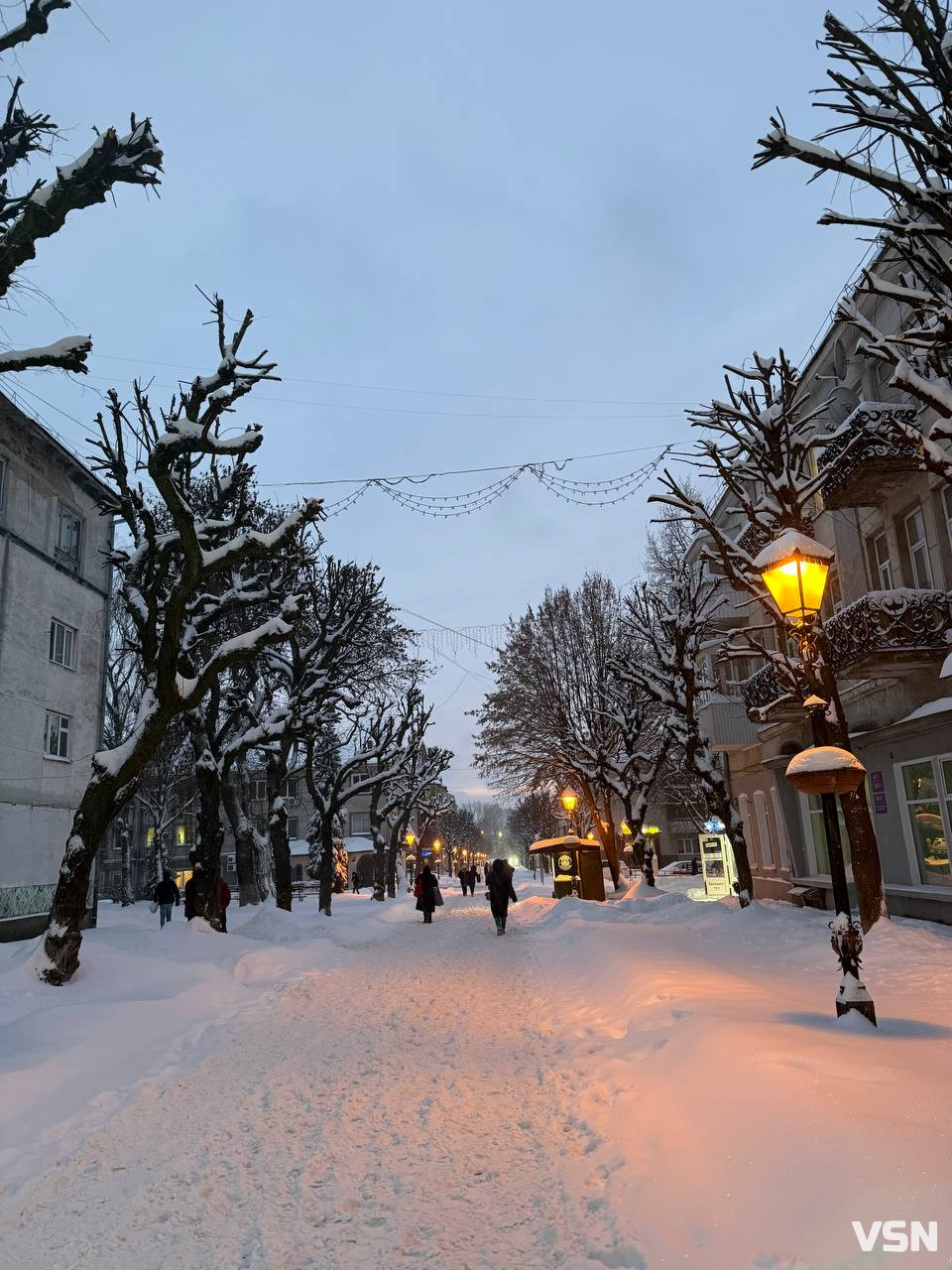 Зимова казка в Луцьку: засніжене місто та небо, що віщує мороз