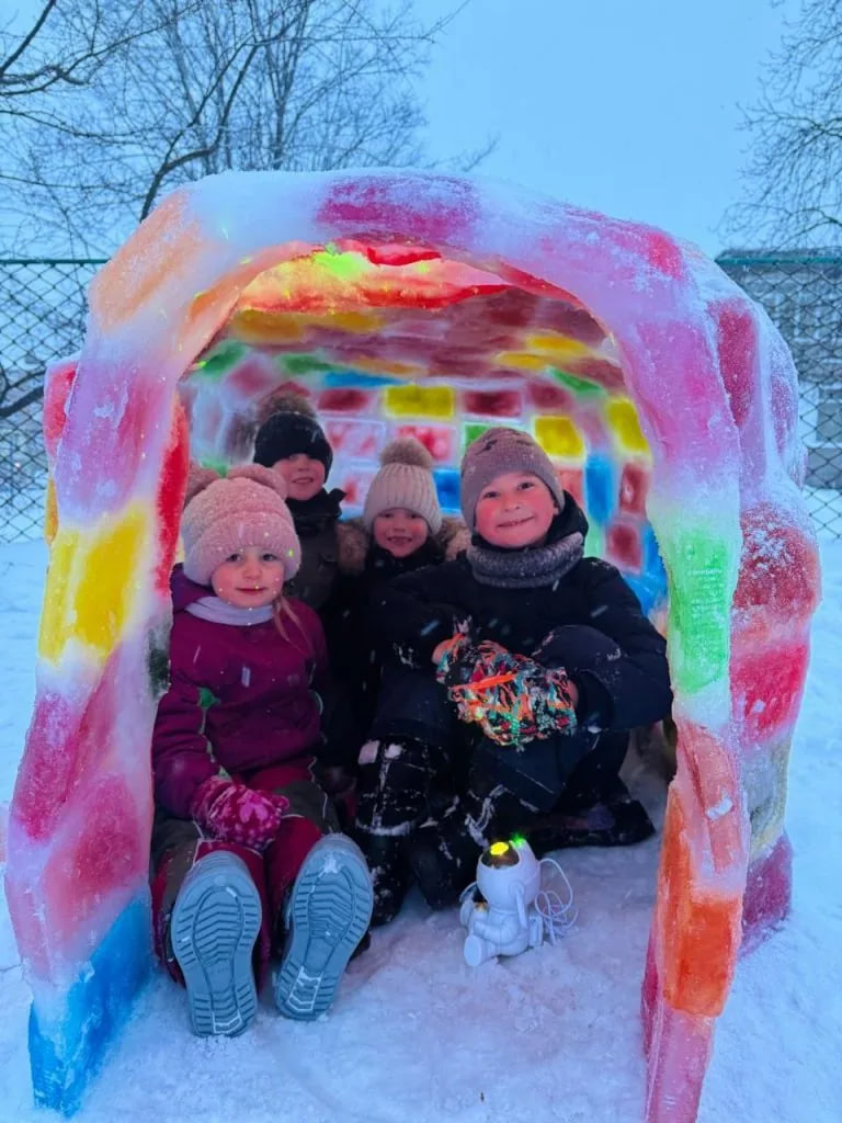 У місті на Волині переселенка з Луганщини створила кольоровий льодовий будиночок