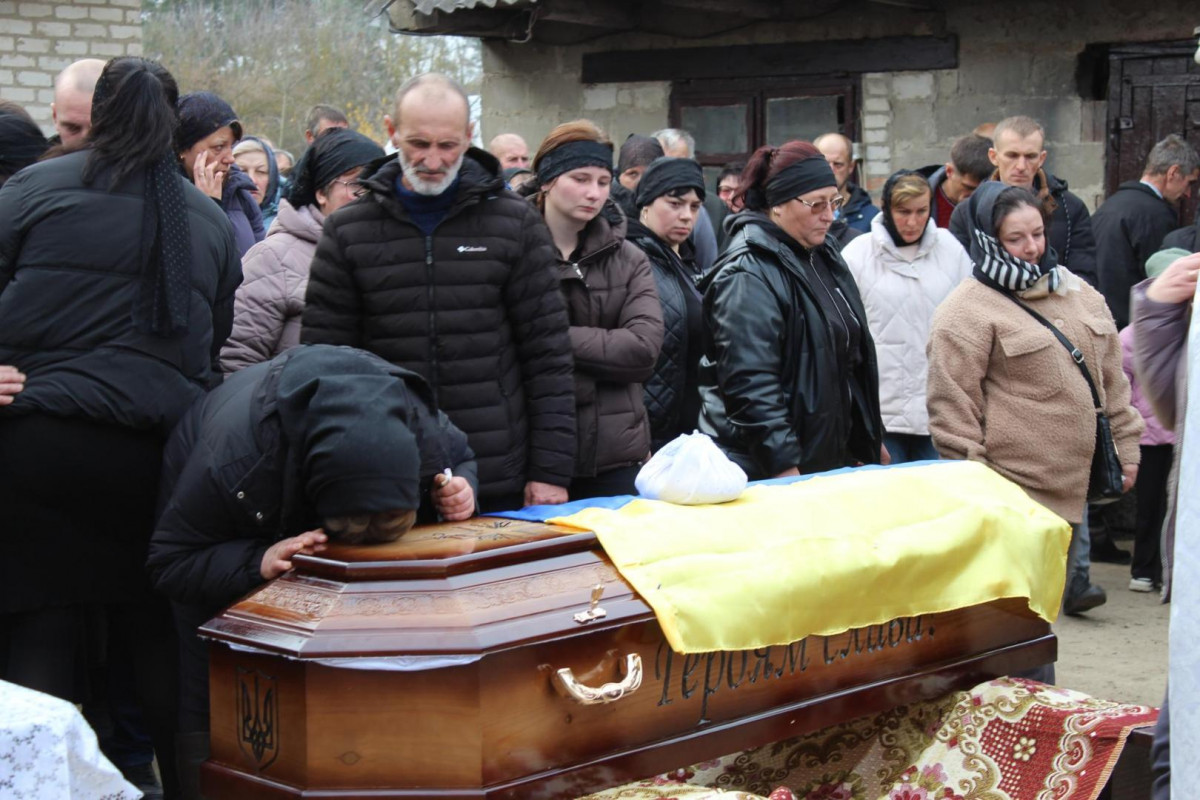 Маленький син ніколи більше не побачить тата: на Волині попрощалися з Героєм Миколою Мясковським