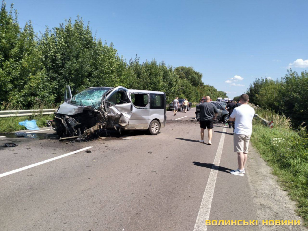 На Волині зіткнулися легковик і бус: є загиблі та постраждалі
