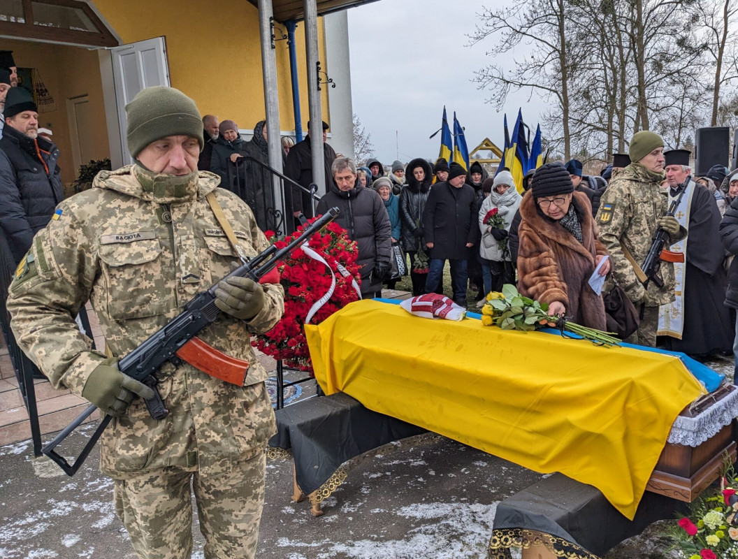 Героїчно загинув в епіцентрі бойових дій: на Волині попрощалися із добровольцем Андрієм Відніком