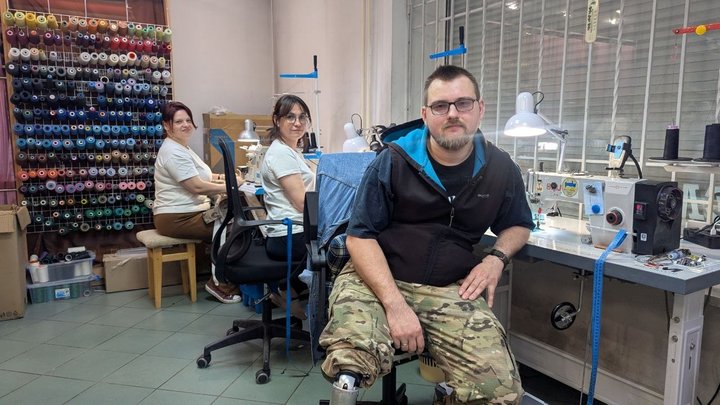 У Луцьку ветеран з ампутацією допомагає шити адаптивний одяг
