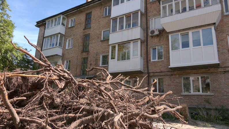 Без ремонту понад 60 років: у Луцьку приводять до ладу прибудинкову територію в Привокзальному районі