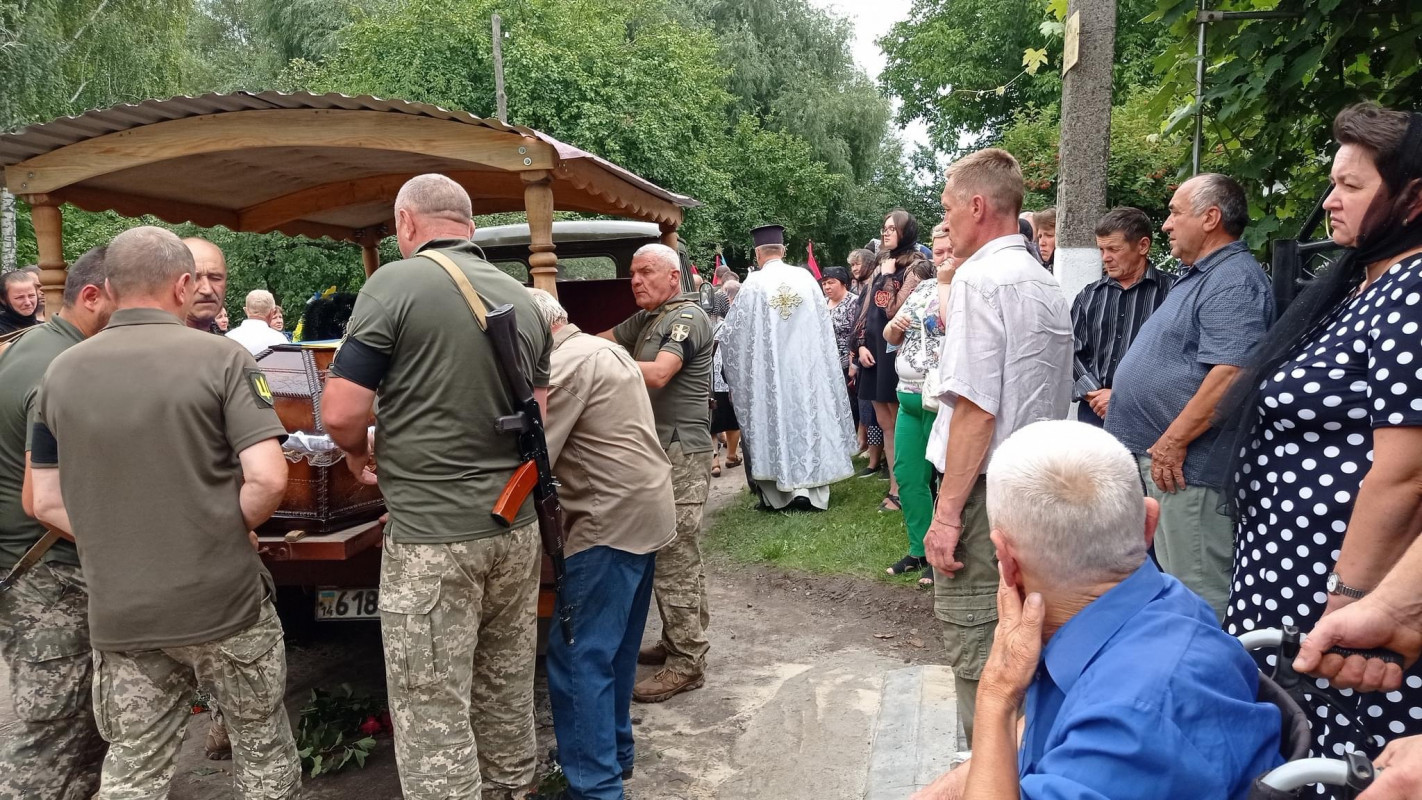 Діти залишились без батька: на Волині попрощалися з Героєм Валентином Ошайком